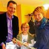 Note Eins: Antonia Götz aus Theilheim absolvierte in Gaukönigshofen als Beste die Leistungsprüfung des NBMB in der Klasse D1. Mit der jungen Musikerin freuen sich Jürgen Götz und Martina Schmitt.