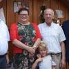 Erika und Erwin Edelhäuser vor ihrem Partyraum, mit den Gratulanten Pfarrer Stefan Redelberger (links), der mit dem Jubelpaar zunächst die Heilige Messe gefeiert hatte, und Bürgermeister Volker Hemrich (rechts) sowie Urenkelin Celina.