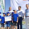 1000 Euro erhält die Kinderfeuerwehr Schwebheim vom Rotary-Club. Im Bild (von links) Club-Präsident Alfred Schneider, Harald Böhm mit seinen kleinen Feuerwehrleuten, Petru-Catalin Scafaru (Werksleiter bei Schaeffler ), Oberbürgermeister Sebastian Remelè und Bernd Meidel vom Rotary-Club.