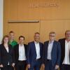 Freude über die Einweihung des "AOK-Hörsaals" bei von links: Peter Scheder (AOK), Julia Langer (Uni-Würzburg-GmbH), Thomas Preißinger (AOK), Thorsten Stegh (Uni-Würzburg-GmbH), Horst Keller (AOK-Direktor), Uwe Klug (Kanzler Universität), Bernd Mölter (KIS Universität Würzburg) und Alexander Starz (AOK).