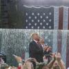 US-Präsident Donald Trump (Mitte) beobachtet während der Feier zum US-Unabhängigkeitstag Kampfflugzeuge am Himmel.