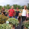Beim Tag der Offenen Tür der LWG Veitshöchheim wirbt die Versuchsingenieurin Verena Trost (rechts) vom Institut Freizeitgartenbau der LWG bei Blumenfreunden für die weiß oder rosa blühende Goldmarie, ein wertvoller Bienenmagnet für den Balkon.
