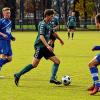 Viele Chancen und drei Tore: die U 19 des FC 05 hatte den FSV Bayreuth im Griff. Hier war 3:0-Schütze Jan-Michael Derra (Mitte) auf dem Weg zum Tor, vorbei an Moritz Praschil.