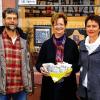 Süße Geschenkidee: Im Weltladen gibt es ab sofort die Lohrer Stadtschokolade. Evelyn Spindler (rechts) und Hubert Bathon stellten gemeinsam mit zweiter Bürgermeisterin Brigitte Riedmann die ganz besondere Schokolade in Form einer CD vor.