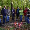 Vor-Ort-Termin im Wald (von links): Vermessungstechniker Dirk Nied, Bürgermeister Ottmar Dürr (Gemeinde Werbach), Feldgeschworener Emil Deckert, Amtsleiter Werner Rüger, Bürgermeister Heiko Menig (Markt Neubrunn), Ortsvorsteherin Marlise Düx (Niklashausen), Grundstückseigentümerin Margit Einzmann, Amtsleiter Martin Salzl und Sachbearbeiter Stefan Dissinger.