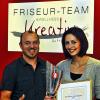 Stolz auf den Sieg: Lucie Hanemann, frisch gebackene bayerische Meisterin der Friseure in der Klasse Damen Fashion mit ihrem Chef Alexander Riemann.