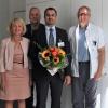 Landrätin Tamara Bischof (links), Klinik-Vorstand Thilo Penzhorn (Zweiter von links) und Chefarzt der Abteilung für Allgemein-, Gefäß- und Viszeralchirurgie, Volker Fackeldey (rechts) bei der Begrüßung des neuen Leitenden Oberarztes der Sektion Gefäßchirurgie Wail Al Ahmad. 
