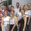 Von links: Nadine Liebler, Fabio Bilolaweck, Herr Bach (Pfleiderer), Mirjam Juan, Justus Schebler, Tobias Rummel, Laura Bayer, Fabian Ratkoceri, Daniel Riedmann, Linda Knoops, Nadine Lange, Jana Sicheneder, Elina Prokop, Dominik Seufert und Roland Schreck (PAIDI Verkaufs- und Ausbildungsleiter).