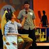 Moderator Andreas Poll nahm gleich mal Platz: Mit einem mittelalterlichen Thron gewann Nikolas Pleil aus Laudenbach den Sonderpreis bei „Macher gesucht!“ 2012.