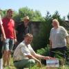 Alex Muth, Christian Lochner, Michael Baumeister und Bürgermeisterin Anja Seufert (stehend von links) halfen Kuno Holzheimer (vorne), das „SaaleMusicum“-Floß zu Wasser zu lassen.