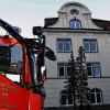 (pr)   „Eine Brandmeldeanlage, die uns in letzter Zeit schon mehrmals geärgert hat“, so einer der eingesetzten Kräfte am gestrigen Sonntagabend. Um 17.55 Uhr hatte die Brandmeldeanlage einer in der Schönbornstraße beheimateten Klinik einen Feueralarm ausgelöst. Polizei, Rettungssanitäter, sowie die Wehren aus Garitz und Bad Kissingen rückten aus, wobei die Kissinger Wehr vorsorglich nur Stadt- und Kreisbrandinspektor Harald Albert zur vermeintlichen Brandstelle schickte. Auf dem verglasten Balkon, dessen Brandmelder anschlug, wurde jedoch nichts Ungewöhnliches entdeckt, zudem das zugehörige Appartement derzeit leersteht und abgeschlossen war. Nach rund zehn Minuten rückte ein gutes Dutzend Einsatzkräfte wieder ab, und der Verkehr in der Schönbornstraße konnte wieder reibungslos fließen.