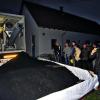 Pressung auf Probe: Der Umweltausschuss Arnstein begutachtete die Arbeitsweise der probeweise aufgestellten Schneckenpresse.