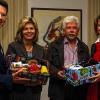 (fan)   Zum 14. Mal hat die Aktion „Weihnachten im Schuhkarton“ begonnen unter der Schirmherrschaft von OB Sebastian Remelé und der Europaabgeordneten Anja Weisgerber. In dieser Region organisiert Wolfgang Schepf die Annahme und Weiterleitung der Weihnachtsgeschenke an bedürftige Kinder. Wer ein Päckchen packen will, kann es abgeben bei Familie Schepf in Egenhausen, Radio Primaton, Bürgerservice, Stadtgalerie und Anette Emmert in Schweinfurt, Max Inzinger Kochstudio in Sennfeld, City Foto in Werneck, Stephan und Simone Schäflein in Stettbach, Dieter Monz in Poppenhausen. Im Bild (von links): OB Sebastian Remelé, Kornelia und Wolfgang Schepf, Anja Weisgerber.