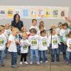 Getanzte Glückwünsche: Für den 125. Geburtstag ihres Kindergartens hatten die Kinder des„Fuchsbaus“, wie der Hort heute heißt, einen „Kirchweih-Tanz“ einstudiert und im Festzelt zusammen mit den Erzieherinnen und Leiterin Traudi Krauß (rote Schürze) auf der Bühne präsentiert.