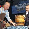 Oktoberfest in Hettstadt: Bürgermeister Eberhard Götz beim Bieranstich in der Herzog-Hedan-Halle, assistiert vom Vorsitzenden des Musikvereins, Bernhard Mott.