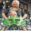 (hä)   Für einen Tag verwandelte sich Aubstadt wieder einmal in den Mittelpunkt der europäischen Triker-Szene. Zum Tag der offenen Tür hat die Firma WK-Trikes Trikemanufaktur geladen und sie kamen alle und aus allen Himmelsrichtungen mit ihren getunten Fahrzeugen. WK-Trikes gehört zu den führenden Herstellern und setzt mit seinen Modellen immer wieder neue Akzente, an denen sich die Mitbewerber messen lassen müssen. Innovationen, deren souveräne technische Umsetzung und immer wieder ein neues Design oder Facelifting sichern dem Hersteller Kunden aus ganz Europa. Zufrieden war denn auch Karola Stürzel, die Firmeninhaberin, die auf ein internationales Publikum blicken konnte und interessante Gespräche mit ihren Kunden führen konnte. Über ihr neuestes Projekt, den „Nonplus Ultra“ mit über 320 Pferdestärken, sprechen Kenner wie von einem neuen Porsche-Killer. Ein Gefährt, das ein packendes Fahrerlebnis der etwas schnelleren Art verspricht. Und tatsächlich reicht ein kleiner Dreh am Gashebel um den Fahrer schon mal gepflegt in den Sitz zu pressen. Das hier schnell der Gashebel mit der Bremse verwechselt wird, konnte mancher Probefahrer am eigen Leib spüren. Erwähnenswert auch, das für so viel Power fette 19 Zoll Felgen mit 360 mm großen Bremsscheibe für die Hinterachse herhalten müssen. Der dazugehörige Bremssattel stammt aus dem Original Audi R8. Wert wird auch auf mehr Sicherheit und mehr Komfort gelegt, Komponenten, die den „Nonplus Ultra“ einzigartig machen. Gelohnt hat sich der Weg nach Aubstadt für die Fans und sei es nur, um bei einer Probefahrt den Wind im Gesicht zu spüren.