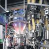 Extrusionsanlage beim Kunden: Die Folie wird durch einen Kühlring nach oben geblasen – und die Dicke des Materials währenddessen mit Mess- und Regeltechnik von Octagon bestimmt.
