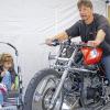 Er sammelt Spenden für eine Delfintherapie: Simon Lewis aus Ramsthal auf seinem „Super Twin Top Gas Dragster“. Links Tochter Kendra.