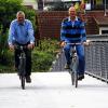 Erste Prüfung: Bürgermeister Alfred Frank (links) und Dritter Bürgermeister Bernd Ditterich testen mit ihren Fahrrädern den neuen, rutschsicheren Belag auf der Fußgänger- und Radwegebrücke in Wolfsmünster.