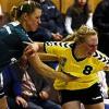 Hiergeblieben! Natascha Will  (SG Garitz/Nüdlingen – links) versucht Bergtheims Wiebke Vincke aufzuhalten. Eine Bilderserie vom Unterfranken-Derby in der Handball-Bayernliga der Frauen gibt's im Internet unter www.mainpost.de/sport/wuerzburg.Foto: Frank Scheuring