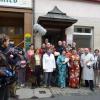 Würzburger und Geishas und MDR-Reporter in Suhl vor dem ehemaligen Japan-Restaurant "Waffenschmied".