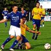 Gestoppt: Höchbergs Kapitän Matthias Grünewald spitzelt dem Augsfelder Danny Schlereth (links) den Ball vom Fuß.