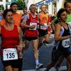 Start frei zum Abt-Degen-Lauf: Noch halten sich die Damen zurück, doch später laufen sie auf die Plätze zwei und drei: Friederike Kraus (Startnummer 135) und Silvia Hüttner (286).
