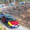 (lies)   Sie waren ein Werbegag und sind immer noch ein Hingucker: die bunt lackierten VW Polos. Seit einigen Jahren besteht ein loser Zusammenschluss der Polo-Harlekin-Freunde, die sich am kommenden Wochenende zum ersten Mal im Raum Gemünden zu einer gemeinsamen Ausfahrt treffen. Das Langenprozeltener Ehepaar Renate und Helmut Limberger, selbst stolze Besitzer eines der seltenen Harlekine, organisieren die Begegnung. Auf einer Werbeanzeige von 1994 sollte das bunte Auto verdeutlichen, wie sich ein Polo nach individuellen Ausstattungswünschen zusammensetzen lässt. Die Autos lösten eine starke Nachfrage aus, sodass VW 1995 und 1996 bis zu 3300 Harlekine produzierte. Zum Treffen am Samstag, 6. Oktober, kommen über 30 Harlekin-Besitzer aus der ganzen Bundesrepublik. Auf die kleine Rundfahrt mit einem Kulturprogramm folgt ein gemütliches Beisammensein. Die Tour startet um etwa 11 Uhr an der Erdfunkstelle in Langendorf und führt über Elfershausen und Trimberg zur Trimburg und von dort zurück nach Hammelburg. Über Weickersgrüben, Michelau, Gräfendorf geht es weiter nach Burgsinn, Rieneck, Schaippach und Langenprozelten. Endpunkt ist die Gemündener Lindenwiese um etwa 17 Uhr.