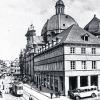 (mr)   Seit 190 Jahren gibt es die Sparkasse in Würzburg. Zu diesem Jubiläum gibt die Sparkasse Mainfranken Würzburg einenkleinen Sonderdruck von Wolfgang Mainkas „Würzburger Nachtwächter-Geschichten“ heraus. Kunden im Stadtgebiet erhalten ein kostenloses Exemplar in ihrer Geschäftsstelle – solange der Vorrat reicht. Am 1. Oktober 1822 hatte die Städtische Sparkasse Würzburg im Städtischen Pfandamt des alten Rathauses ihren Geschäftsbetrieb aufgenommen. Nach Domizilen in der Karmelitenstraße und Domstraße wurde 1929 der Sparkassenneubau am Kürschnerhof (im Bild) eröffnet. Nach der Zerstörung Würzburgs erfolgte der Wiederaufbau am Dom/Kürschnerhof. In der jetzigen Hauptstelle in der Hofstraße werden die Kunden seit 1975 betreut.