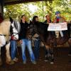 (gmv) „Tegut... bankett“ unterstützt das therapeutische Reiten des Blindeninstituts Würzburg in der Reithalle in Bergtheim. Annett Linke (Leitung Administration & Organisation von tegut.. bankett) überbrachte jüngst einen Scheck über 2500 Euro als Spende aus dem „Genießen im Dunkeln“, einem Event, das tegut bankett schon seit acht Jahren in Fulda anbietet, um auf das Thema Blindheit aufmerksam zu machen. Rund 700 Gäste haben das Dunkelessen besucht und mit einem Teil des Erlöses werden Projekte der Blindeninstitutsstiftung unterstützt. „Mit dem Geld können wir Kindern und Erwachsenen im Blindeninstitut Würzburg Reitstunden anbieten, die sich das finanziell nicht leisten können“, freuen sich Institutsleiter Hubert Hertlein und Klaus Hammer. Im Bild: (von links) Annette auf Max, Juliane Seith (Assistentin), Andrea Scheller (Reitlehrerin), Therapeut Eugen Brehmer, Arthur auf Moritz, Annett Linke (Leitung Administration & Organisation von tegut.. bankett).