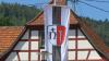 Neustadt im Fahnenschmuck: Das Ortswappen mit dem N für das Kloster Neustadt und dem Flammenschwert des heiligen Michael.