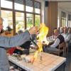 In Flammen: Der ehemalige Kommandant Walter Edelhäuser demonstrierte anschaulich, wie leicht manche Materialien brennen können.