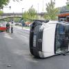 (knj)   Ein Ausparkversuch verlief am Montagmorgen gegen 10 Uhr anders als geplant. Die 19-jährige Fahrerin eines roten Mini Coopers (hinten im Bild) fuhr aus einer Parklücke auf den Willy-Brandt-Kai nahe der Ludwigsbrücke und übersah dabei einen weißen VW Caddy. Der Caddy-Fahrer versuchte vergeblich auszuweichen. Es kam zum Zusammenstoß. Durch die heftige Lenkbewegung stürzte der Caddy auf die linke Seite. Der kleine Transporter rutsche auf der Fahrbahn noch 15 Meter weit. Beide Fahrer wurden leicht verletzt, weitere Personen waren an dem Unfall nicht beteiligt. Durch den Aufprall beschädigte der Mini dem ein parkendes Auto beschädigt. Die Polizei schätzt den Schaden auf 28 000 Euro.