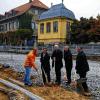 Jetzt kann es losgehen: Spatenstich zur ersten Baumaßnahme in Sachen Neugestaltung des „Place de Vouvray“ und der Würzburger Straße in Randersacker (von links): Christian von Sohl, (Firma Lurz), Bürgermeister Dietmar Vogel, Hartmut Holl (Büro Dr. Holl) sowie Manfred Grüner und Bernhard Wägelein von der Regierung von Unterfranken.