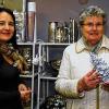 (sp)   Stilvolle Wohnaccessoires sowie weihnachtliche Deko- und Geschenkideen in großer Auswahl sind bei Ute Dahms (links im Bild mit der ersten Kundin) in ihrem neu eröffneten Geschäft „Deko- und Christmas-Outlet“ in der Wolfsgasse  18 erhältlich. „Wir bieten alles, was das Herz für ein schöneres Zuhause und aktuell zur Advents- und Weihnachtszeit begehrt – und das alles zu Outlet-Preisen“, erklärt die Inhaberin, die zuvor ein Dekoartikel-Geschäft in der Zehntstraße führte. In den neuen Räumlichkeiten kann sie ihren Kunden nun ein größeres Sortiment mit vielen Neuheiten präsentieren. Zusätzlich bietet Ute Dahms ausgewählte Weine, Feinkost-Spezialitäten und Konfitüren an, dazu noch individuell zusammengestellte Präsentkörbe in unterschiedlicher Ausführung und Größe, sowohl für private als auch für betriebliche Anlässe.