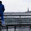 Ruhe vor dem Sturm: Ein Mann betrachtet die Wellen vor der Stadt New York an der Ostküste der USA.