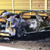 Tödlicher Unfall: Das ausgebrannte Fahrzeug steht am Samstag auf der Autobahn A6 bei Öhringen. Vier Menschen sind bei dem schweren Unfall auf der Autobahn 6 an der Anschlussstelle Öhringen bei Heilbronn am Samstagabend ums Leben gekommen. Zwei weitere wurden schwer verletzt.