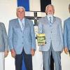 Die Ortschronik von Wüstenzell ist fertig: Nach jahrelangem Recherchieren, Zusammentragen und Auswählen konnte das 351 Seiten umfassende Buch herausgegeben werden. Autoren waren (von links) Edbert Müller, Günter Müller und federführend Bernhard Weigand. Diese drei Männer wurden von Bürgermeister Klaus Beck (rechts) für ihr großes Engagement für die Gemeinde geehrt.