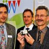 Pilotversuch: In Kombination mit einem Lesegerät erlaubt der neue Personalausweis sichere Online-Signaturen auf amtlichen Formularen. Im Bild (von links) der Leiter der EDV-Abteilung am Würzburger Landratsamt, Jan Agne und die Software-Spezialisten Thorsten Hoffmann und Rudolf Philipeit.