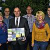 Zweiter Fotokalender: Stolz präsentiert das „Kalender-Team“ den zweiten Bild-Kalender für Retzstadt. Von links Margit und Walter Riegel, Retzstadts Bürgermeister Karl Gerhard, Matthias May sowie Monika und Edgar Eisenbacher.