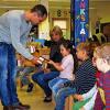 (dh)   Die Kinder der Schulvorbereitenden Einrichtung der St.-Kilian-Schule Lohr freuten sich auch in diesem Jahr wieder über den Besuch des Zahnarztes Dr. Marco Scherg. Zahnpflege und gesunde Ernährung sind im pädagogischen Konzept fest verankert und finden im täglichen Angebot einen festen Platz, teilt die Einrichtung mit. Beim Zahnarztbesuch erfuhren die Kinder im Alter von drei bis sechs Jahren viel Wissenswertes über das richtige Zähneputzen und zahngesunde Ernährung. Mit Begeisterung bürsteten die Kinder kleine „Wölkchen“ auf  ein Zahnmodell. Zähneputzen ist eine ganz wichtige Sache – das konnten die Kinder unter fachlicher Anleitung erleben und selbst ausprobieren. Jetzt wird beim täglichen Zähneputzen in der Schulvorbereitenden Einrichtung weiter eifrig geübt. Die Aktion wird zudem durch die Bayerische Landes-Arbeits-Gemeinschaft Zahngesundheit e.V. (LAGZ e.V.) unterstützt.