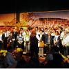 (rge)   Das Herbstkonzert des MGV Uettingen in der voll besetzten Aalbachtalhalle zeigte die ganze Vielfalt moderner und klassischer Chormusik. Eröffnet wurde der Liederreigen durch die Jüngsten des MGV, die Ohrwürmer, erstmals unter Leitung von Inga Hansen. Sie sangen sich in die Herzen der Zuhörer und wurden stürmisch gefeiert. Und auch der MGV Trennfeld begeisterte mit seinem Auftritt unter Leitung von Willi Thoma. Eng wurde es auf der Bühne, als sich der Männerchor aus Uettingen dazu gesellte. „Ich trink den Wein nicht gern allein“ ertönte so aus über 60 Kehlen. Harmonisch und rund ließ anschließend der Uettinger Frauenchor (Leitung: Petra Schätzlein) seine Stimmen erklingen. Der MGV Waldbüttelbrunn war mit zwei Chören vertreten: dem jungen Chor „Zeitgeist“ (Anette Jörg) und dem Traditionschor. Mit einem Solo begeisterte Steffen Seubert. Erstmals in Uettingen war der MGV Rennertehausen aus Nordhessen. Er legte unter Leitung von Anita Py einen schwungvollen Auftritt hin. Ferner traten auf: der Happy-Sound-Chor aus Uettingen (im Bild), der gemischte Chor Uettingen, die „Salbacher“, ein Ableger der Rennertehäuser und „Con Brio“, ein junger Chor aus Faulbach. Es war ein stimmungsvoller Liederabend auf hohem gesanglichen Niveau.