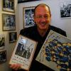 Viele Andenken: Peter Müller-Reichart hat im Büro Fotos mit Autogrammen von Stars, die in den 70ern aufgetreten sind.
