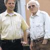Josef Müller (rechts) nahm in Erlenbach die Glückwünsche zu seinem 80. Geburtstag von Bürgermeister Georg Neubauer entgegen.