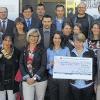 Gruppenbild mit 56 000-Euro-Scheck: Vertreter der von der „Bürgerstiftung Würzburg und Umgebung“ geförderten Projekte und Initiativen mit Stiftungsvorstandsmitglied Joachim Erhard (rechts).