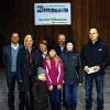 Gut geraten: Oliver Thiele (links), Vorsitzender der Freien Wähler in Mellrichstadt, Nicole Seemann (Zweite von links) und Robert Mack (Dritter von rechts), ebenfalls von den Freien Wählern, gratulierten den Gewinnern des Hoffest-Ratespiels. Den ersten Preis erzielte Matthias Geiß (rechts), der zweite Preis ging an Erika Lamm (Dritte von links) und der dritte Preis an Laura Karlein (Mitte, mit ihrer kleinen Schwester). Das Bild zeigt außerdem „Notar“ Elias Mack (Zweiter von rechts).