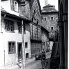 (lies)   Diese seltene Aufnahme der ehemaligen Synagoge in Gemünden entstand nicht, wie am Freitag berichtet, in der ebenfalls nicht mehr existierenden Wirtsgasse, sondern in der Plattnersgasse, die heute eine Parkplatzzeile ist. Das Foto entstand nach der Verwüstung der Synagoge, die eine Horde Gemündener Nazis ungehindert in der Progromnacht auf den 10. November 1938 angerichtet hatte.