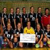 Die Damenmannschaft freut sich über die Spenden: (von links) Christian Pfeuffer (Pfeuffer-Haustechnik, 600 Euro), Jörg Schubert (Landschafts- und Gartenbau, 600 Euro), Edgar Bauer  (Raiffeisenbank Estenfeld-Bergtheim eG, 1000 Euro), HGS-Abteilungsleiter Klaus Besler (vorn) sowie Trainerin Stefanie Placht (4. von rechts) und die Vereinsvorstände Wolfgang Götz (3. von rechts, DJK Dipbach), Michael Klein (2. von rechts, SV Oberpleichfeld) und Georg Lutz (rechts, SV Bergtheim). Es fehlt Dr. Gustav Treutlein (250 Euro).