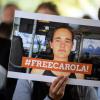 Eine Demonstrantin hält ein Bild von der "Sea-Watch"-Kapitänin Carola Rackete mit der Aufschrift "#FREECAROLA!" in der Hand. Mit einer Mahnwache haben am Dienstag etwa 100 Menschen vor dem italienischen Generalkonsulat in Köln für die Freilassung der Kapitänin demonstriert. 