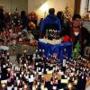 (ka)   Schon zum 13. Mal veranstaltete der Kinder- und Jugendchor des Gesangvereins „Liederkranz“ Wiesenfeld seine Hobby-Künstler-Ausstellung in und um die ehemalige Synagoge. Die gezeigten Arbeiten reichten von Stoffarbeiten wie Gestricktes für Kinder über Modeschmuck, Kerzen und Lampen bis zu Skulpturen aus dekorativ verrostetem Blech und Vogelhäuschen. Mit Weihnachtskrippen, Adventskränzen, weihnachtlicher Deko und besinnlichen Geschichten war auch schon zu spüren, dass die Adventszeit vor der Türe steht. Auch Honig, Gelees, Liköre und Pralinen fehlten nicht. Die Ausstellung wurde vom Kinderchor „Happy Kids“ musikalisch gestaltet. Im angrenzenden Sängerheim-Café wurden Kaffee und selbst gebackene Kuchen angeboten.Foto: Kamm